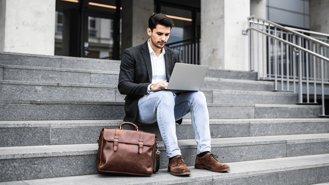 Profissional revisando oportunidades em um laptop